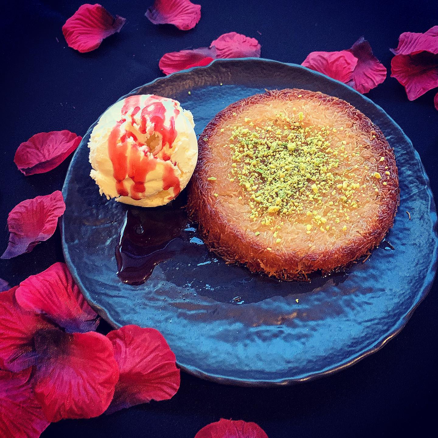 Turkiškas desertas künefe restorane „Mangal“ Kaune. Tai traškus sūrio desertas su pistacijomis, patiekiamas su vaniliniais ledais.